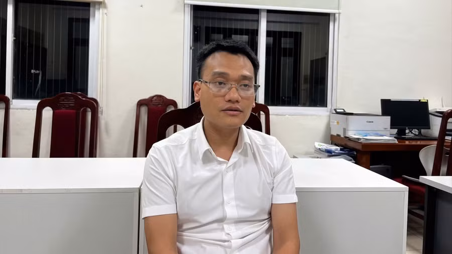 Ông Phạm Đình Tuấn (Phó Chủ tịch UBND thị trấn Chúc Sơn, huyện Chương Mỹ) bị tạm giữ để điều tra về hành vi sản xuất hàng giả là cồn y tế. Ảnh: Công an TP Hà Nội