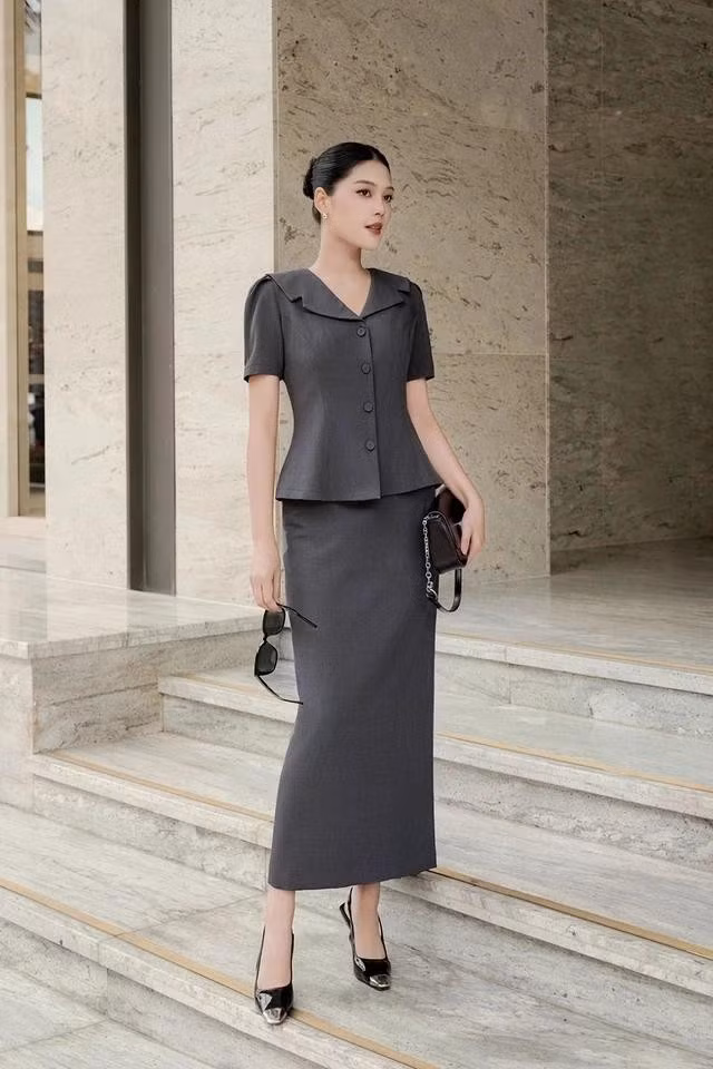 Chân váy bút chì dáng dài là thiết kế hoàn hảo khi mang theo vẻ đẹp mềm mại mà vẫn giữ được thần thái chỉn chu của cô nàng công sở. ẢNH: CHAMCHAM SHOP