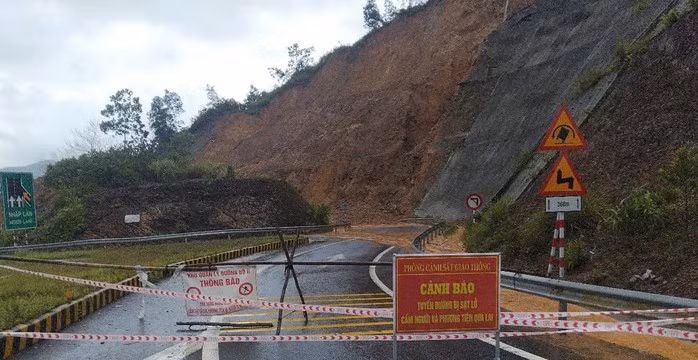 Hiện trường sạt lở đoạn dẫn lên cao tốc do mưa lớn vì ảnh hưởng bão số 1.