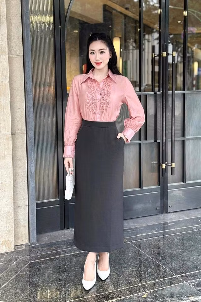 Thiết kế tinh tế giúp che khuyết điểm vòng 2 đồng thời tạo điểm nhấn cho tổng thể trang phục. ẢNH: CHAMCHAM SHOP
