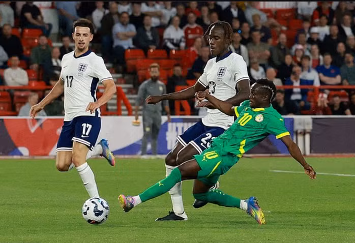 Cheikh Sabaly vượt qua Trevor Chalobah để ghi bàn thứ ba cho Senegal