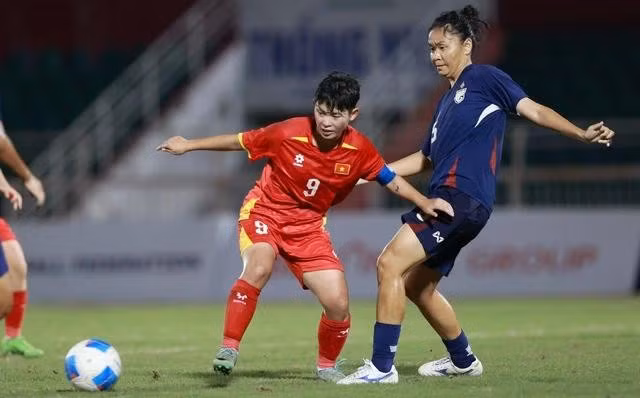 Lưu Hoàn Vân (9) là chân sút số 1 của đội nữ U.19 Việt Nam, nhưng không thể lên tiếng ở trận chung kết