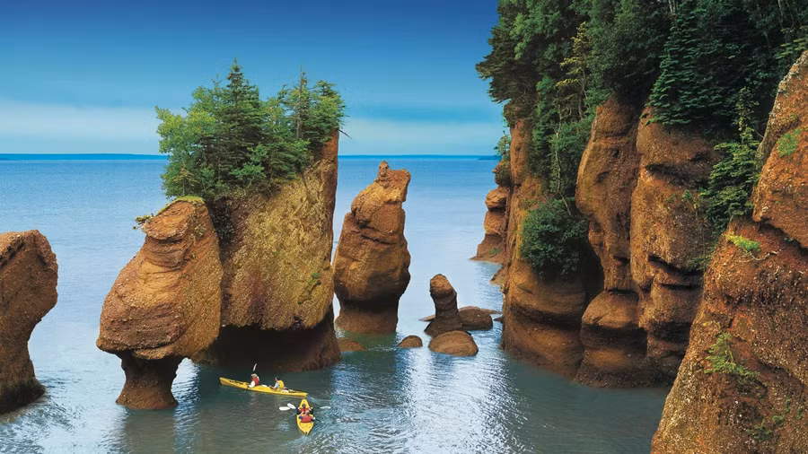 Trong hàng ngàn năm, thủy triều lớn của vịnh Fundy đã tạo nên kiệt tác Hopewell Cape, New Brunswick, trên Đại Tây Dương. Với hơn hai mươi khối đá biển độc lập nằm rải rác dọc theo 2 km bờ biển, không kỳ nghỉ nào ở Canada được coi là trọn vẹn nếu không trải nghiệm những biểu tượng này. ẢNH: EXPEDIA