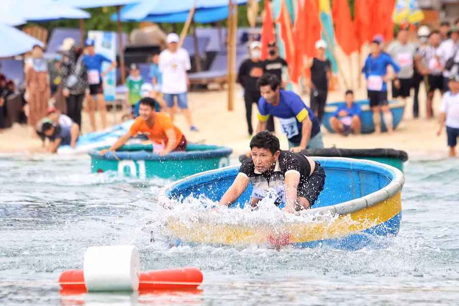 Màn thi cự ly 50 m đơn nam mở màn giải. ẢNH: BÁ DUY