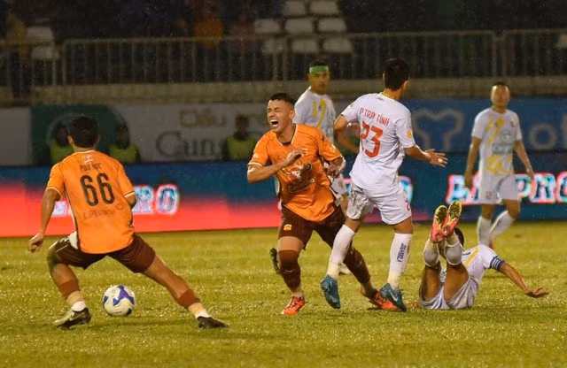 HAGL (áo cam) có màn trình diễn ấn tượng trước đối thủ Thanh Hóa ở vòng 5 V-League