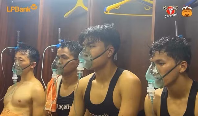 Các cầu thủ HAGL được nạp oxy trong giờ nghỉ giải lao