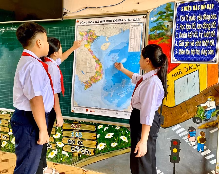 1-hoc-sinh-truong-tieu-hoc-ia-nhin-huyen-chu-pah-nam-ro-vi-tri-dia-ly-duong-bien-gioi-quoc-gia-khi-co-ban-do-viet-nam-treo-trong-lop-hoc.jpg