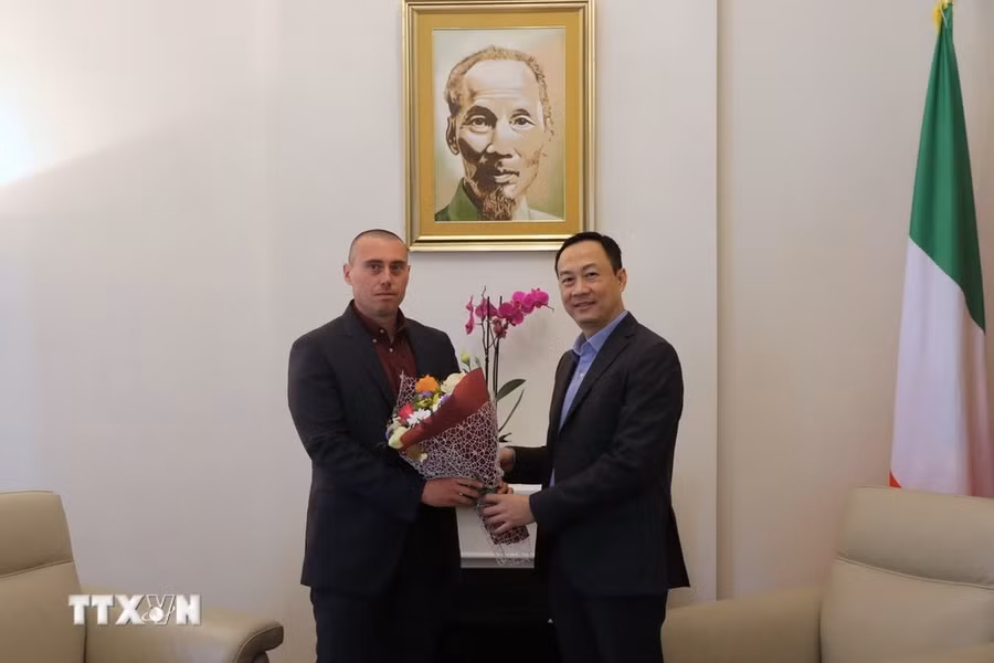 Đại sứ Dương Hải Hưng tặng hoa và chúc mừng ông Bonilauri. (Ảnh: Dương Hoa/TTXVN)