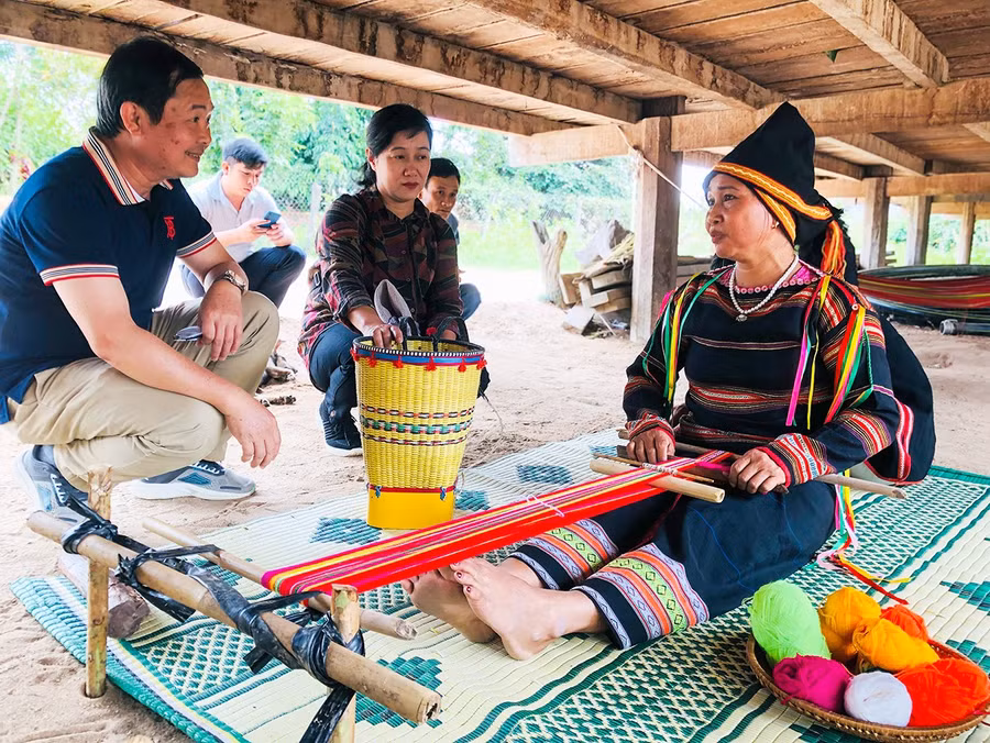 1-doan-khao-sat-nghe-det-truyen-thong-cua-phu-nu-jrai-buon-ia-mlah-huyen-krong-pa.jpg