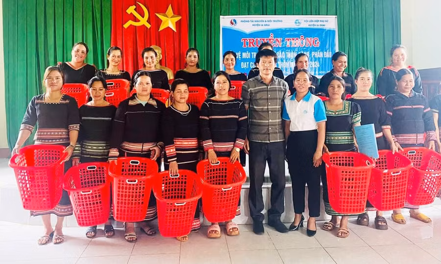 1-hoi-lhpn-huyen-tang-gio-nhua-cho-hoi-vien-hoi-lhpn-xa-ia-pech-de-thu-gam-rac-thai-bao-ve-moi-truong.jpg