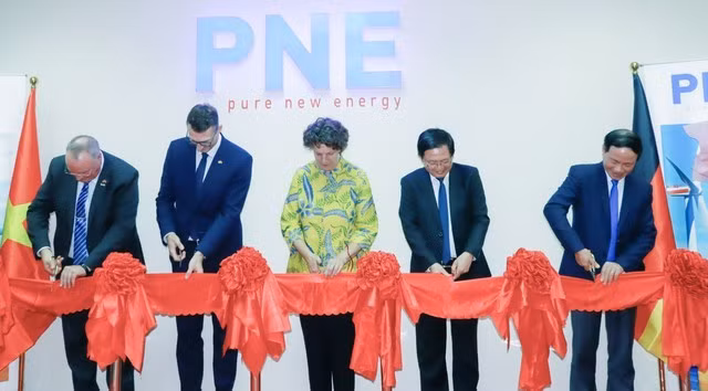 Lãnh đạo tỉnh Bình Định và Tập đoàn PNE cắt băng khai trương văn phòng đại diện của Tập đoàn PNE tại TP Quy Nhơn