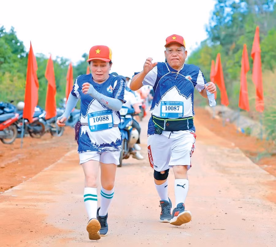 u80-van-dam-me-chay-bo-bg.jpg