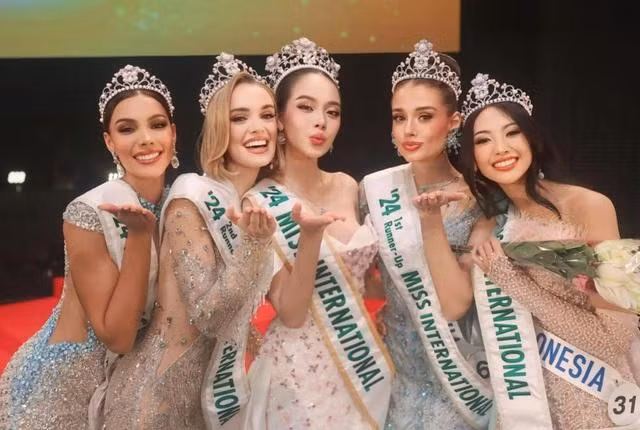 Tân Hoa hậu Quốc tế Thanh Thủy bên cạnh dàn á hậu. ẢNH: MI