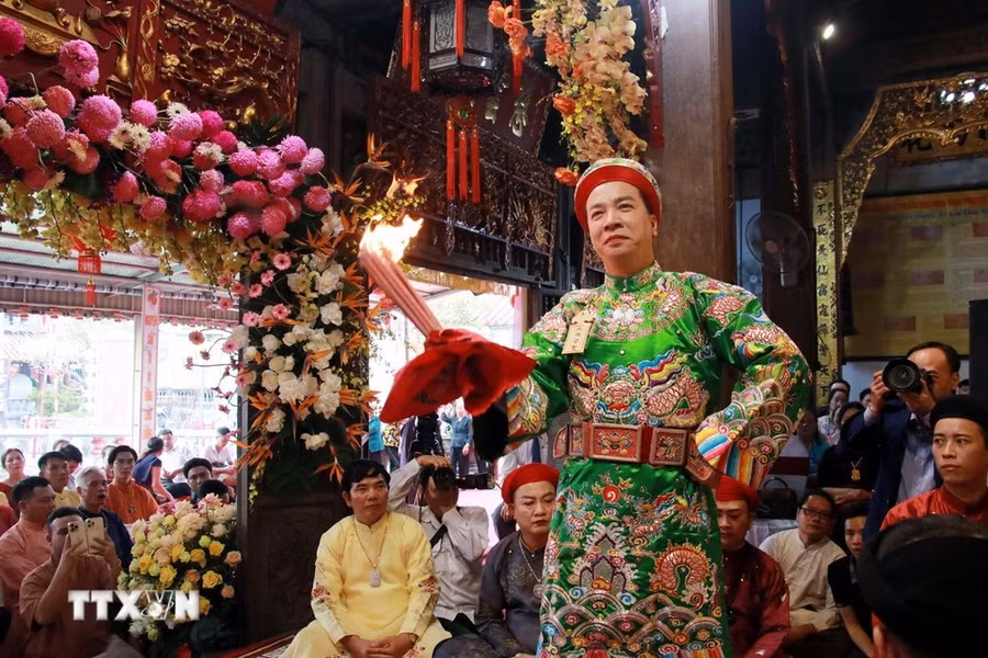 Thực hành tín ngưỡng thờ Mẫu Tam phủ của người Việt tại các phủ trên địa bàn tỉnh Nam Định. (Ảnh: Nguyễn Lành/TTXVN)