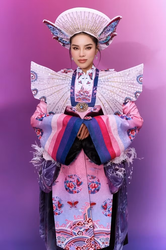 Ngọc điệp kỳ nam kết hợp áo Nhật Bình truyền thống với các chi tiết thêu tay tinh tế và đính đá lấp lánh, giúp Kỳ Duyên tái hiện hình ảnh người phụ nữ vương triều thanh lịch, e ấp nhưng vẫn toát lên vẻ quyền quý. Khi chiếc lọng bung mở, tạo nên hình ảnh "nhộng hóa bướm" tượng trưng cho sự chuyển mình của nàng hậu 28 tuổi qua những thăng trầm, vươn lên mạnh mẽ để tiến tới tương lai tươi sáng. ẢNH: TRẦN HOÀNG VŨ