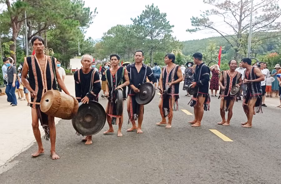 22trinh-dien-cong-chieng-tai-di-tich-thang-canh-bien-ho.jpg