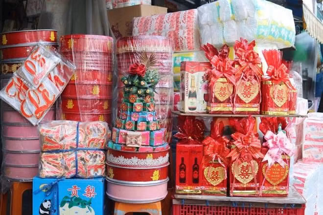 Phố cưới hỏi - trầu cau Chợ Lớn tồn tại hơn nửa thế kỷ ở TP.HCM. ẢNH: UYỂN NHI
