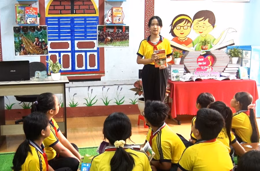 2-em-bui-pham-thuy-linh-dang-chia-se-lai-cau-chuyen-voi-cac-ban-ma-minh-vua-doc-duoc.jpg