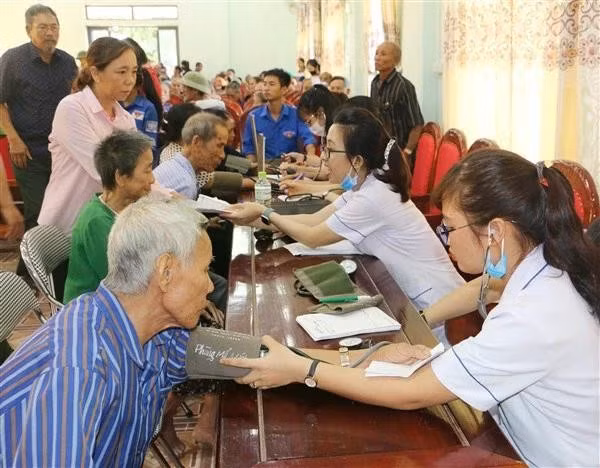 nguoi-cao-tuoi-can-kiem-soat-can-nang-va-huyet-ap-de-phong-ngua-benh-dai-thao-duong-anh-nguon-sggpo.jpg