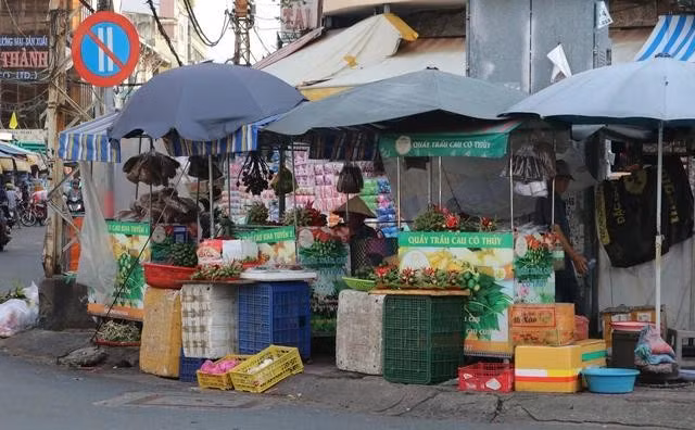 Theo ông Cảnh, ngày thường phố trầu cau rơi vào tình trạng ế ẩm, chỉ có những ngày cuối tuần mới có khách. ẢNH: UYỂN NHI