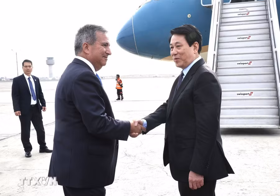 Đại biểu tiễn Chủ tịch nước Lương Cường tại sân bay Jorge Chávez ở Thủ đô Lima. (Ảnh: Lâm Khánh/TTXVN)