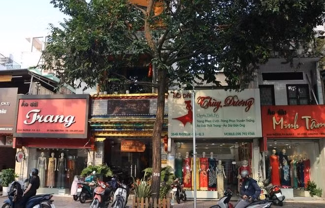 Pasteur là tuyến đường chuyên doanh áo dài của TP.HCM. ẢNH: UYỂN NHI