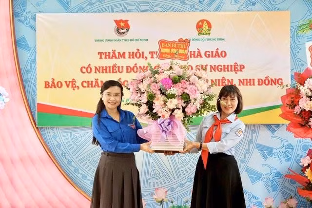 Chị Nguyễn Phạm Duy Trang tặng hoa chúc mừng Nhà giáo ưu tú Lê Thu Liên. ẢNH: BTC
