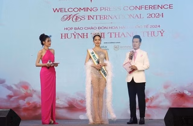 Huỳnh Thị Thanh Thủy được chào đón nồng nhiệt khi trở về Việt Nam với chiếc vương miện Hoa hậu Quốc tế. ẢNH: THẠCH ANH