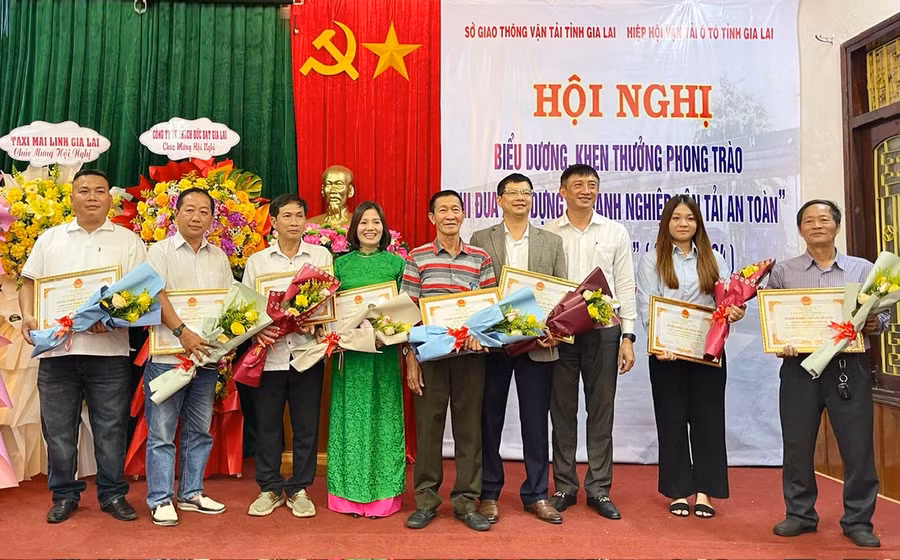 ton-vinh-nhung-tap-the-ca-nhan-vi-an-toan-giao-thong-bg.jpg