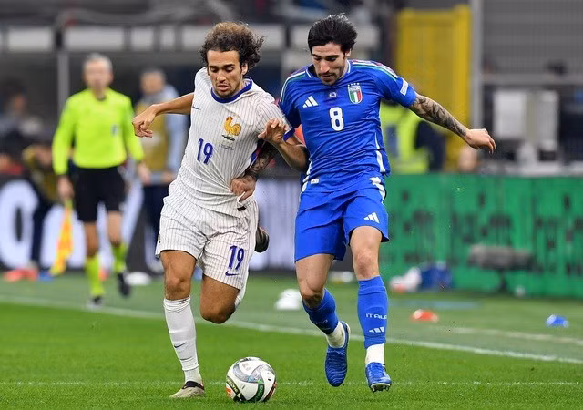 Matteo Guendouzi (19, Pháp) ranh bóng với Sandro Tonali