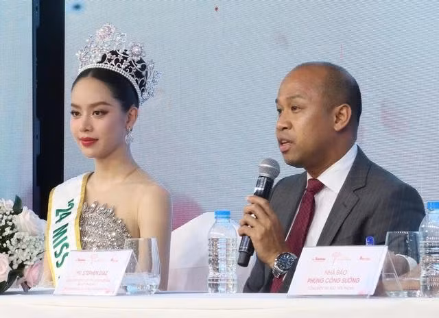 Đại diện tổ chức Hoa hậu Quốc tế đánh giá cao những gì mà Thanh Thủy thể hiện trong suốt quá trình tham gia cuộc thi tại Nhật Bản. ẢNH: THẠCH ANH