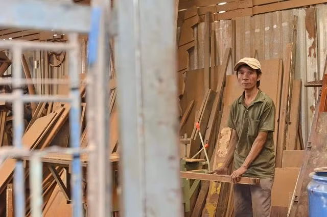 Phố đồ gỗ cũ nằm ở đường Phạm Thế Hiển (Q.8, TP.HCM). ẢNH: UYỂN NHI