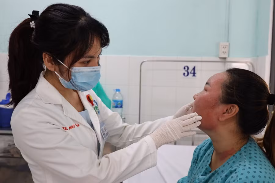 Chị D.B.T.L. (28 tuổi, ngụ huyện Củ Chi, TP Hồ Chí Minh) phải nhập viện điều trị vì viêm da tiếp xúc dị ứng kèm theo tình trạng bội nhiễm thêm vi khuẩn sau khi mua combo tái tạo da trên mạng xã hội.