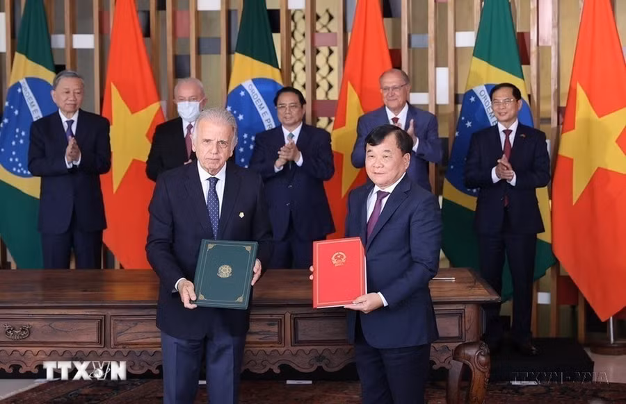 Thủ tướng Phạm Minh Chính và Tổng thống Brazil Lula da Silva chứng kiến ký bản ghi nhớ giữa Bộ Quốc phòng và Bộ Quốc phòng Brazil (Brasilia, 2023). (Ảnh: Dương Giang/TTXVN)