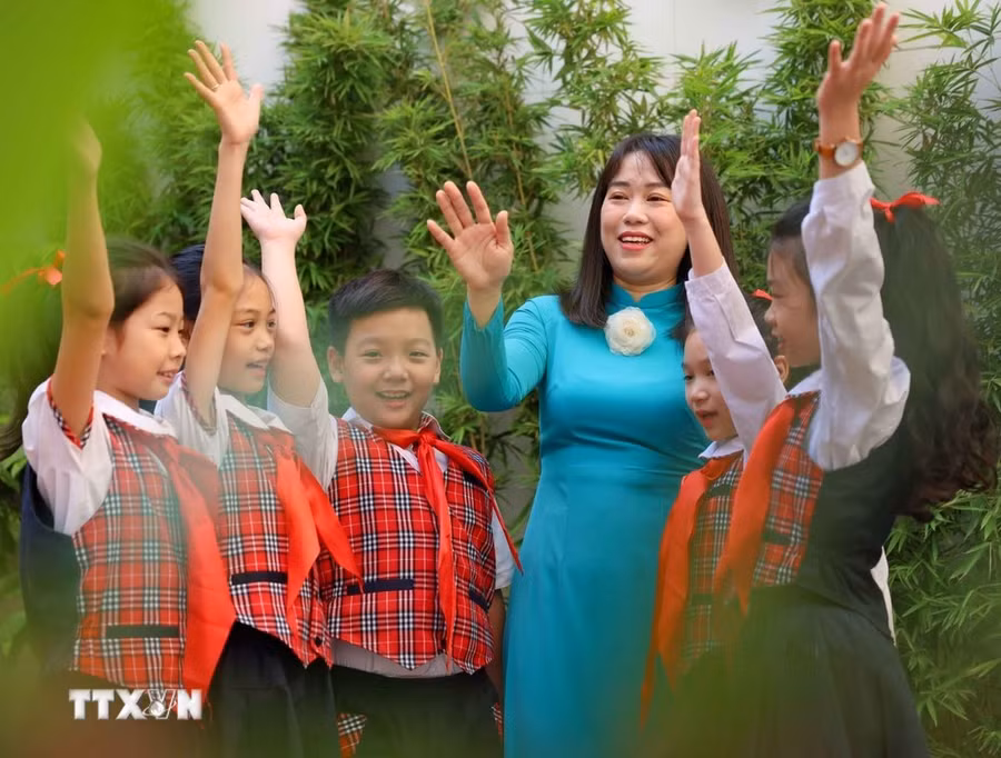 Cô trò Trường Tiểu học Thăng Long (quận Hoàn Kiếm, Hà Nội). (Ảnh: Thanh Tùng/TTXVN)