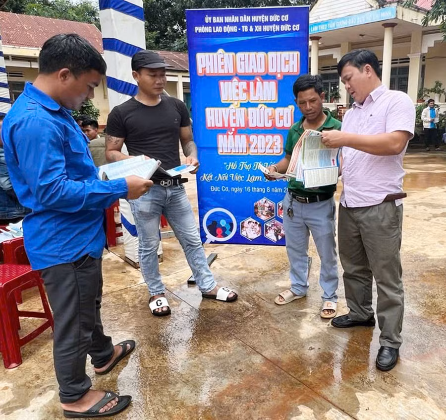 2-phong-lao-dong-thuong-binh-va-xa-hoi-huyen-duc-co-tich-cuc-tuyen-truyen-thanh-nien-di-xkld-qua-phien-giao-dich-viec-lam-anh-dinh-yen.jpg