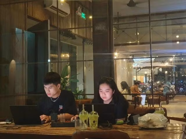 Đối với nhiều người trẻ, AI không chỉ là một công cụ hỗ trợ mà đã trở thành “người giải quyết hộ” những vấn đề có thể tự xử lý. ẢNH: KIM ANH