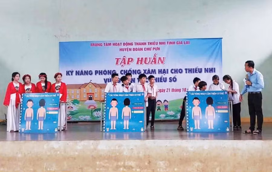 1-huyen-doan-chu-puh-phoi-hop-voi-trung-tam-hoat-dong-thanh-thieu-nhi-tinh-gia-lai-to-chuc-lop-ky-nang-phong-chong-xam-hai-cho-thieu-nhi-vung-dan-toc-thieu-so-cho-hoc-sinh-tren-dia-ban-xa-ia-rong-anh-rh.jpg