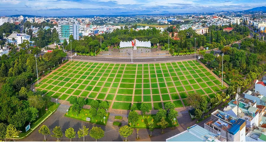 quang-truong-dai-doan-ket-pleiku-gia-lai-du-lich-de-men-vn.jpg