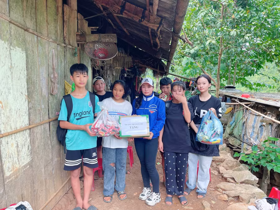 Cô Diệp thường kêu gọi các nhà hảo tâm ủng hộ nhu yếu phẩm như quần áo, sách vở, đồ dùng học tập, gạo, mắm, muối… cho các em học sinh.