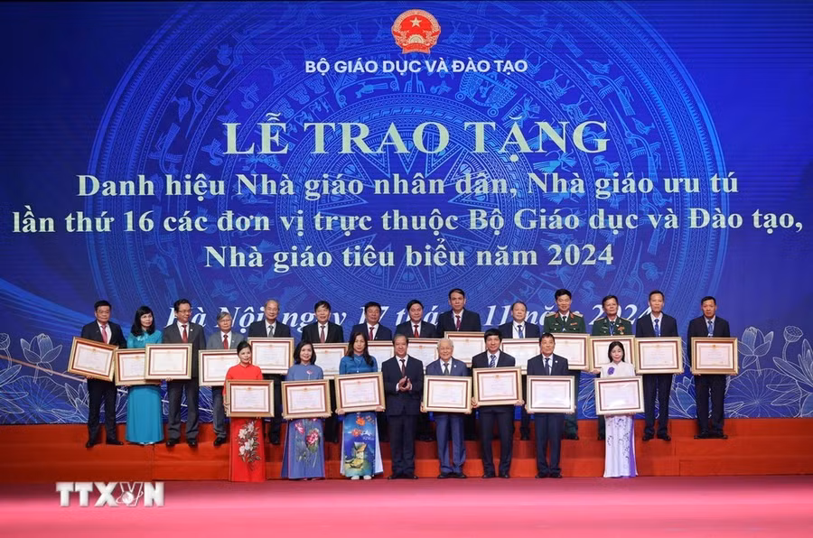 Các nhà giáo vinh dự nhận danh hiệu Nhà giáo nhân dân của Chủ tịch nước trao tặng tại buổi lễ. (Ảnh: Thanh Tùng/TTXVN)