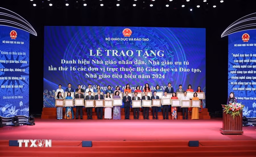 Các nhà giáo vinh dự nhận danh hiệu Nhà giáo ưu tú của Chủ tịch nước trao tặng tại buổi lễ. (Ảnh: Thanh Tùng/TTXVN)