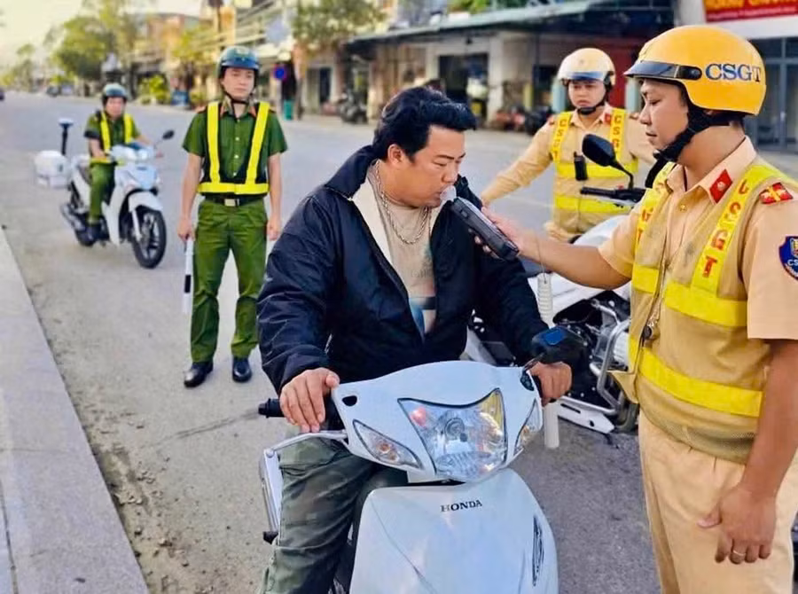 Các tổ công tác của Trạm Cảnh sát giao thông Tuy Phước (Phòng Cảnh sát giao thông, Công an tỉnh) phối hợp cùng Công an cơ sở kiểm soát giao thông đến tận thôn, xóm. Ảnh: K.A