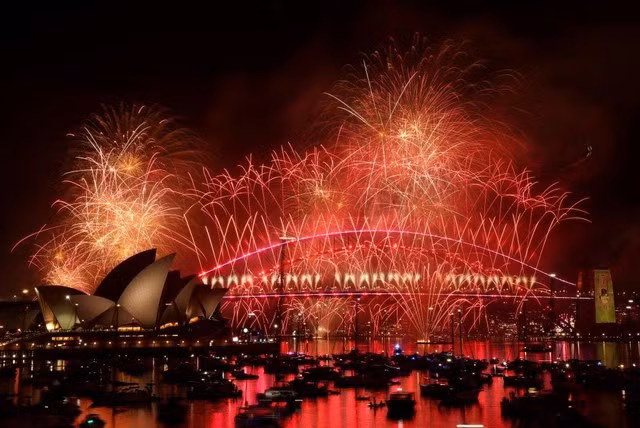 Lễ đón giao thừa thường niên của Sydney (Úc) nổi tiếng với những màn pháo hoa rực rỡ kéo dài trên quãng đường 7 km dọc theo các tòa nhà và sà lan trên cảng Sydney, bao gồm cầu Cảng Sydney và Nhà hát Con Sò. Ảnh: Reuters