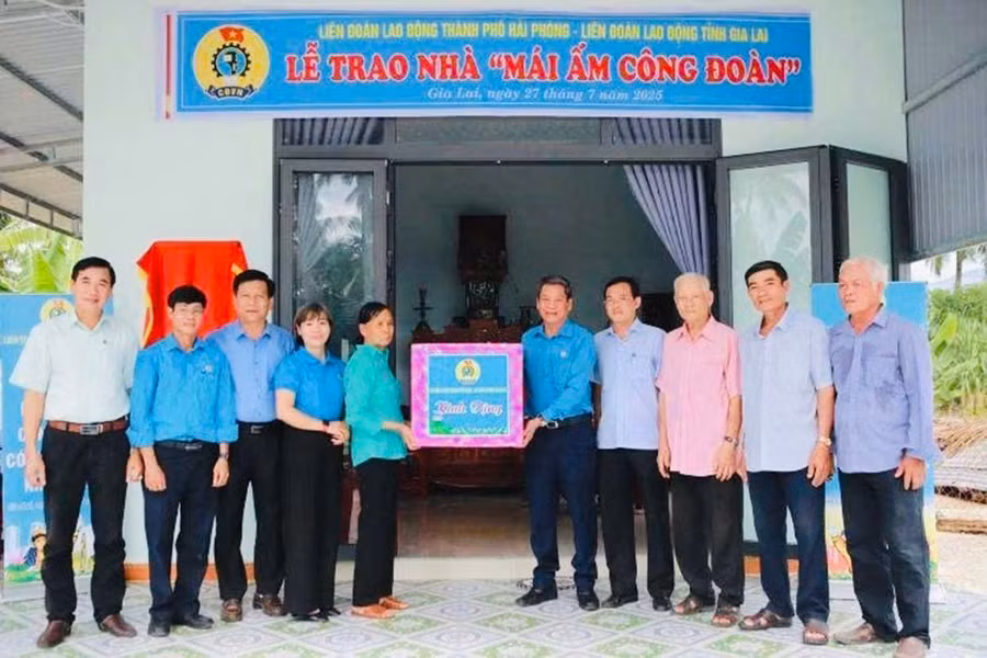 Liên đoàn Lao động tỉnh bàn giao “Mái ấm Công đoàn” cho đoàn viên có hoàn cảnh khó khăn. Ảnh: ĐVCC