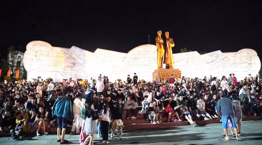 Người dân và du khách hòa chung không khí rộn ràng đón mừng năm mới