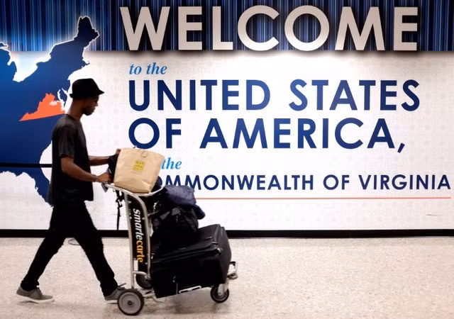 Người nhập cảnh Mỹ tại sân bay quốc tế Dulles của bang Virginia. ẢNH: REUTERS