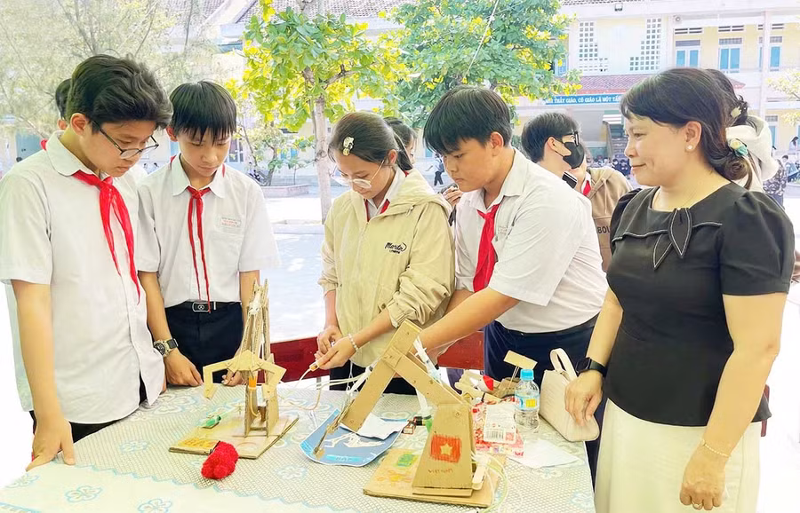 Học sinh Trường THCS Tuy Phước (xã Tuy Phước) hào hứng tham gia Ngày hội STEM. Ảnh: Hồ Điểm