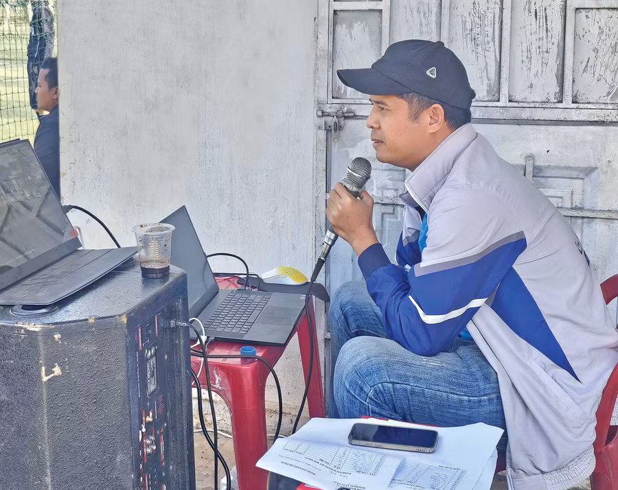 Anh Siu Dewi bình luận trong một giải bóng đá phong trào tổ chức ở xã Ia Grai. Ảnh: R’Ô HOK