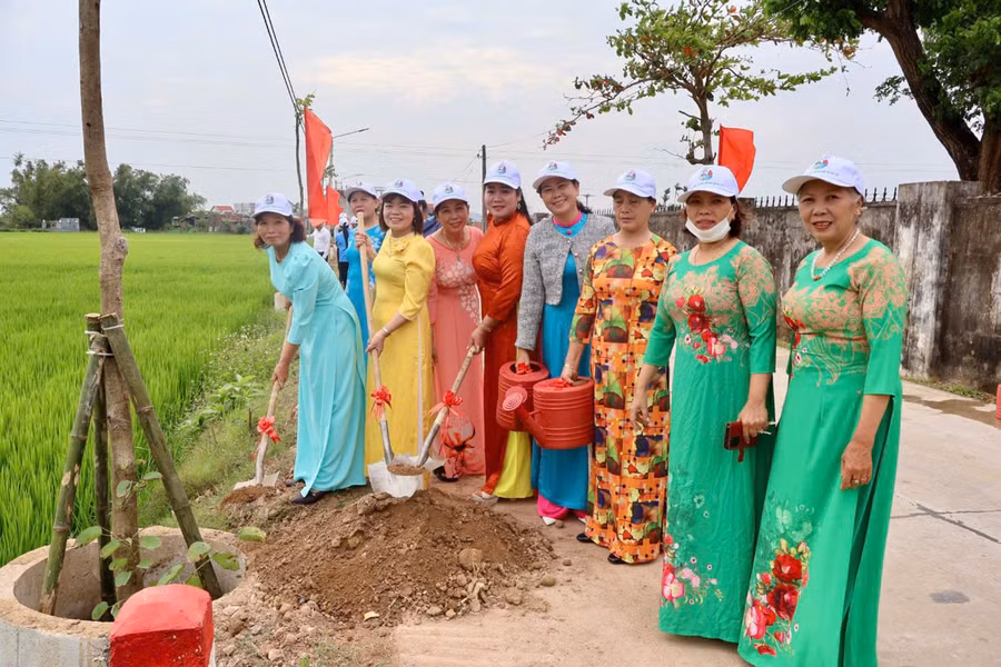 Hội Liên hiệp phụ nữ xã Tuy Phước Bắc tổ chức trồng cây xanh ở xã. Ảnh: H.Y